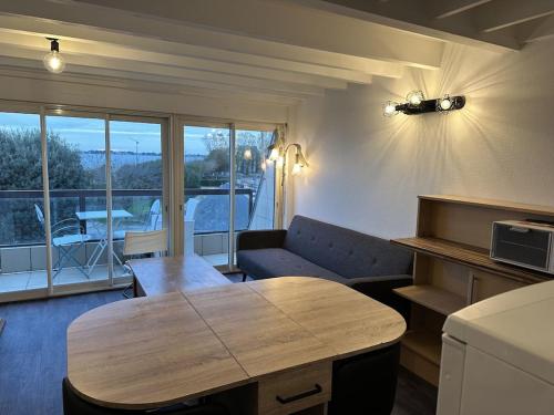 Kuchyň nebo kuchyňský kout v ubytování APARTMENT DAMGAN VUE MER