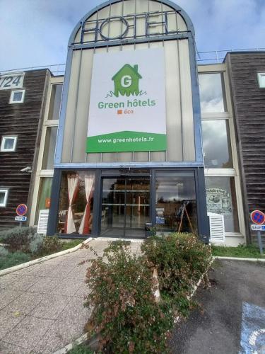 a building with a sign for a green motel at Green Hôtels Orléans Nord-Saran in Saran