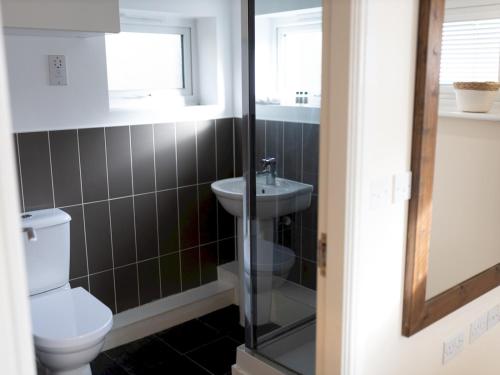 A bathroom at Pass the Keys The Beach House Llanelli Carmarthenshire