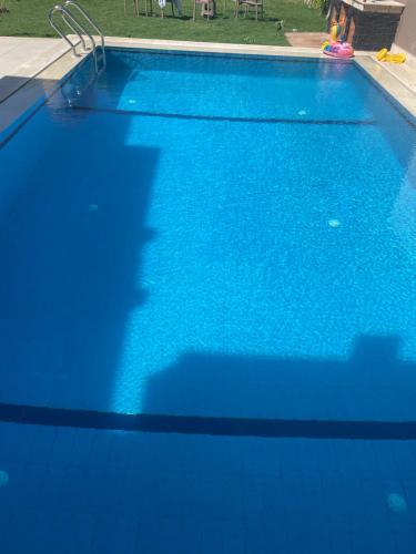 Kolam renang di atau dekat dengan Vilaria King mariot fully air conditioned villa فيلاريا كنج مريوط فيلا مكيفه بالكامل