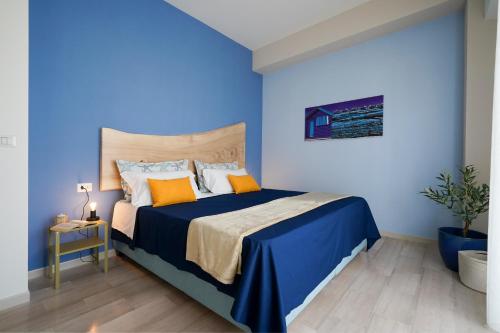 Dormitorio azul con cama con almohadas amarillas en Mediterranea Apartment- CENTRAL STATION - FREE WIFI&NETFLIX, en Bari