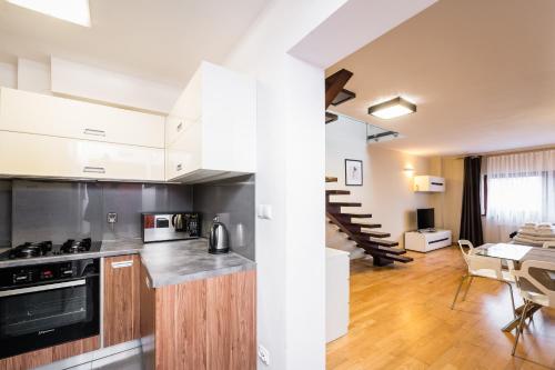 Kuchyňa alebo kuchynka v ubytovaní Radziwillowska Old Town Deluxe Apartment WAWELOFTS