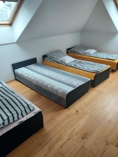מיטה או מיטות בחדר ב-Dom w lesie