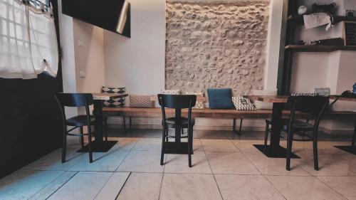un bar con sedie nere e un tavolo in legno di Bardoliners a Bardolino