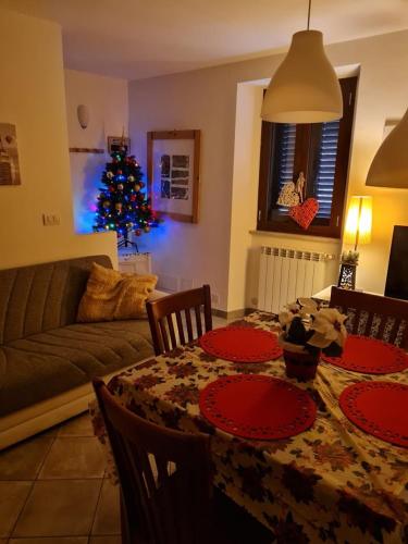 a living room with a table and a christmas tree at Dai Dico La pace nel borgo in Maenza