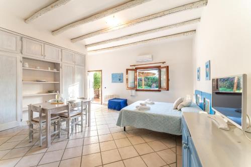 een kamer met een bed en een tafel en een eetkamer bij Villa Antonina in Porto Rotondo