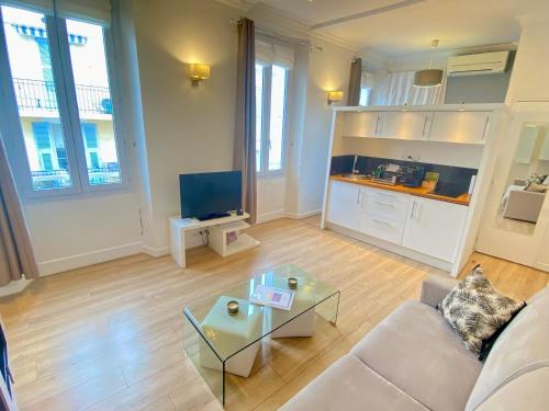 un salon avec un canapé et une table dans l'établissement Le Chabaud - Cannes centre, à Cannes