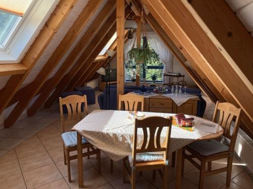 eine Küche und ein Esszimmer mit einem Tisch und Stühlen in der Unterkunft Glattbacher Hof Ferienwohnung 10 in Glattbach