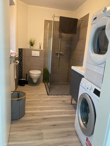 ノインキルヒェンにあるDon Boscoのバスルーム(洗濯機、トイレ付)