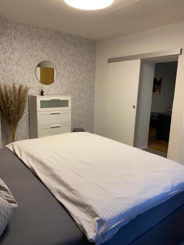 ノインキルヒェンにあるDon Boscoのベッドルーム(白いベッド1台、ドレッサー付)