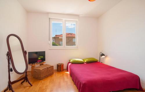 sypialnia z łóżkiem, lustrem i oknem w obiekcie Apartman Paiz w mieście Stari Grad