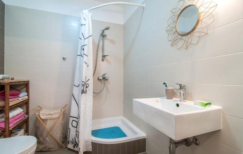 łazienka z umywalką, prysznicem i toaletą w obiekcie Apartman Paiz w mieście Stari Grad