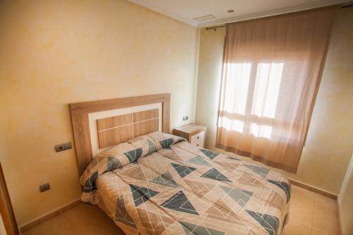 - une chambre avec un lit doté d'une couette dans l'établissement PISO SAN ISIDRO (ALICANTE), à Alicante