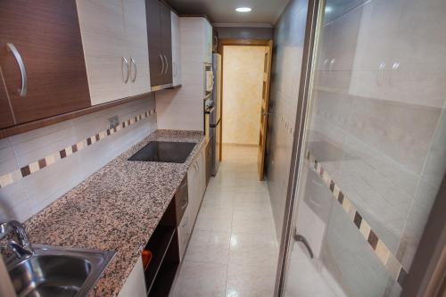 Il comprend une petite cuisine avec un évier et un comptoir. dans l'établissement PISO SAN ISIDRO (ALICANTE), à Alicante