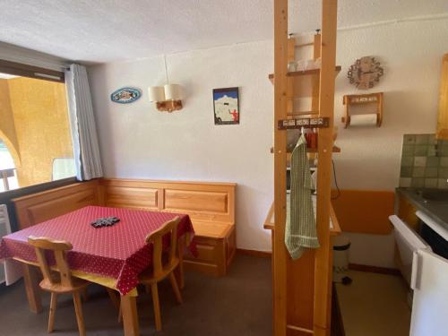 Appartement Montgenèvre, 2 pièces, 6 personnes - FR-1-445-33にあるレストランまたは飲食店