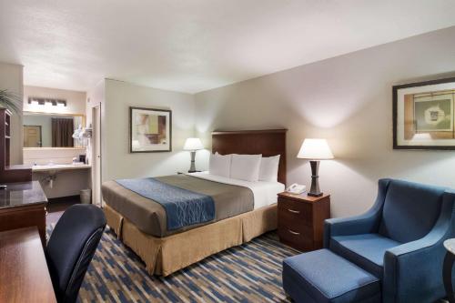 Кровать или кровати в номере Rodeway Inn Fort Morgan