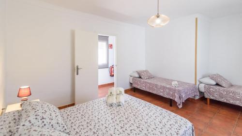 pokój z dwoma łóżkami i kanapą w obiekcie Casa Verde de Elena Benalauría by Ruralidays w mieście Benalauría