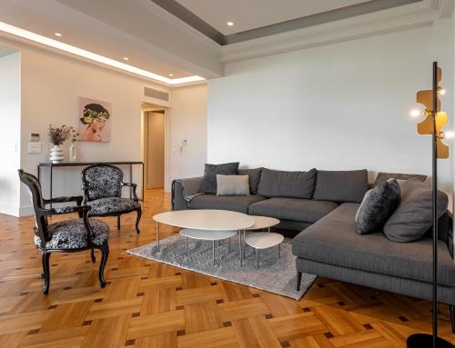 Posezení v ubytování Phaedrus Living City Center Luxury Flat Neos Kosmos