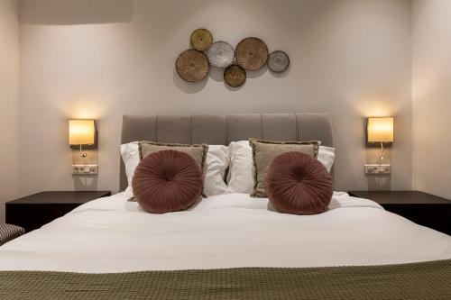 een slaapkamer met een bed met 2 kussens erop bij Phaedrus Living City Center Luxury Flat Neos Kosmos in Athene