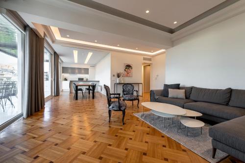 Posezení v ubytování Phaedrus Living City Center Luxury Flat Neos Kosmos
