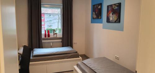 Habitación pequeña con cama y ventana en Casa Joda, en Hügelsheim