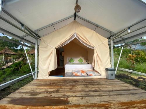 Bangli的住宿－Rejeng Garden Camp，帐篷内的卧室,配有一张床