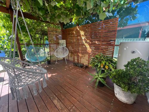 Κήπος έξω από το Shoal Bay Serenity Beach Cottage Newly Renovated