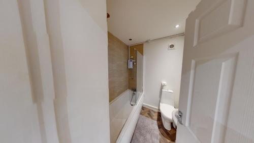 ein Badezimmer mit einem WC und einer Badewanne in der Unterkunft Apartment 332 in Hull