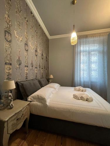 um quarto com uma cama e um sofá em LE MONGOLFIERE em Cuneo