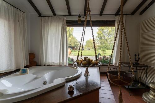 bañera grande en una habitación con ventana en Agriturismo Il Bottaccino, en Monsummano