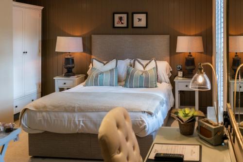 um quarto com uma cama e um pé sobre uma mesa em The Rising Sun em Backwell