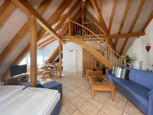 ein Wohnzimmer mit einem blauen Sofa und einem Tisch in der Unterkunft Glattbacher Hof Ferienwohnung 7 in Glattbach