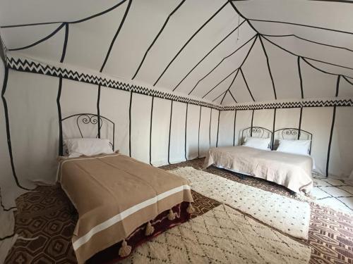 เตียงในห้องที่ Camp M'hamid Ras N'khal