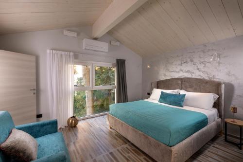 1 dormitorio con 1 cama, 1 silla y 1 ventana en Elegance Riccione, en Riccione