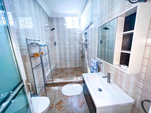 Un baño de Golden Touch Executive Hotel