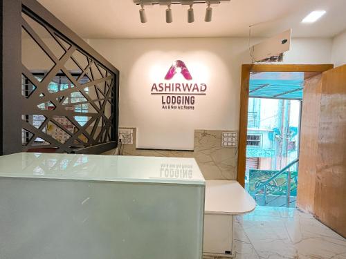 索拉普的住宿－Hotel Ashirwad, Solapur，标有显示装载机械的标志的房间