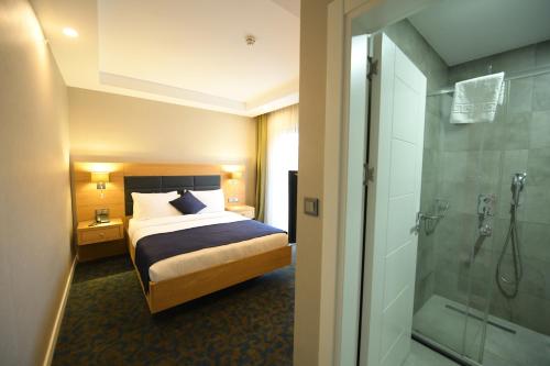 Ένα ή περισσότερα κρεβάτια σε δωμάτιο στο Sera Nature Hotel & Spa