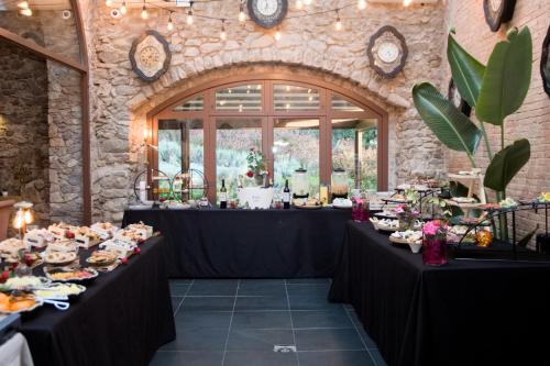 un comedor con mesas llenas de comida en Hotel Aires de l'Emporda, en Vilacolum