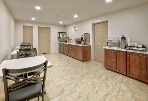 维多利亚Super 8 by Wyndham Victoria - South - Hwy 59的一个带桌子和柜台的大厨房