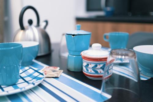 una mesa con tazas azules y platos en ella en Persia Collection Colosseo, en Roma