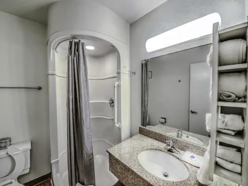 ห้องน้ำของ Motel 6 Colorado Springs, CO – South/Metro Area
