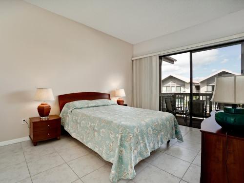 1 dormitorio con 1 cama y balcón en Our House at the Beach 222, Sleeps 4, 2 Bedroom, Tennis, Heated Pool, en Siesta Key
