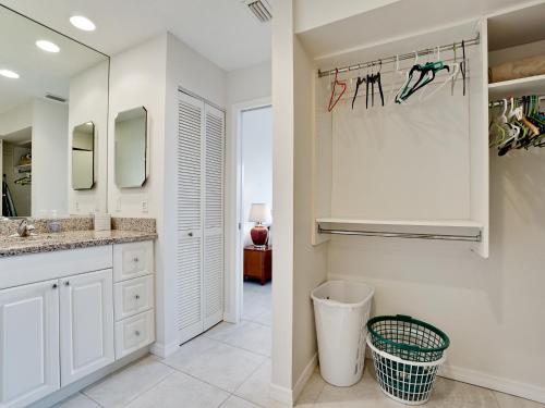 Baño blanco con lavabo y espejo en Our House at the Beach 222, Sleeps 4, 2 Bedroom, Tennis, Heated Pool en Siesta Key