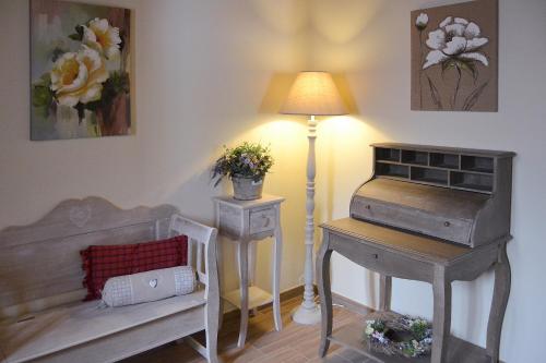 埃斯波特Alba D'Esteve. Casa Rural的客房设有两张床、一盏灯和一张桌子。