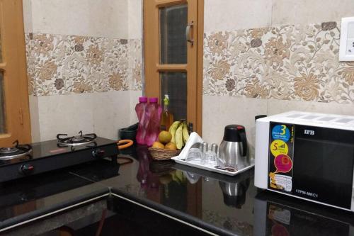 Kitchen o kitchenette sa Heavenly Holiday Villa - with parking