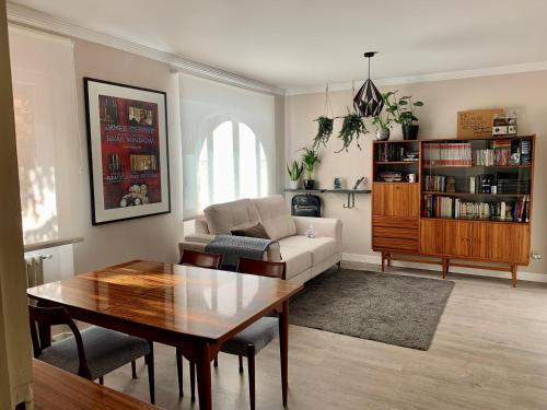 a living room with a couch and a table at Casa Palomera - Casa completa con jardín, gimnasio y garaje privados in León