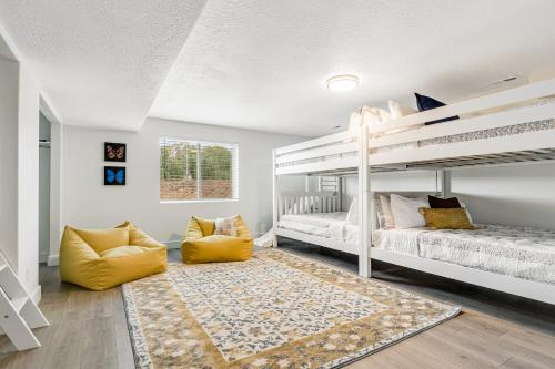 a bedroom with two bunk beds and a rug at Grandma Buddy's House in Garden City