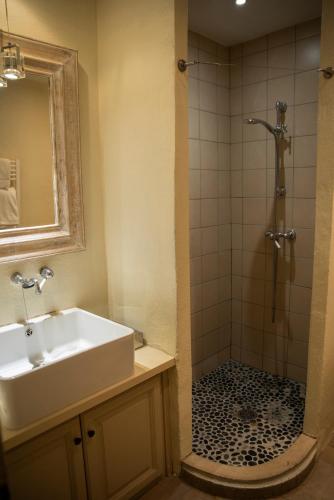 Bilik mandi di Le Couvent d'Hérépian - Hôtel & Spa