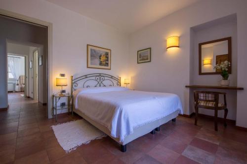 a bedroom with a bed and a table and two lamps at Il Poggio Di Bellagio in Bellagio