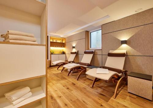 um quarto com cadeiras e uma mesa num quarto em Bader Suites em Garmisch-Partenkirchen